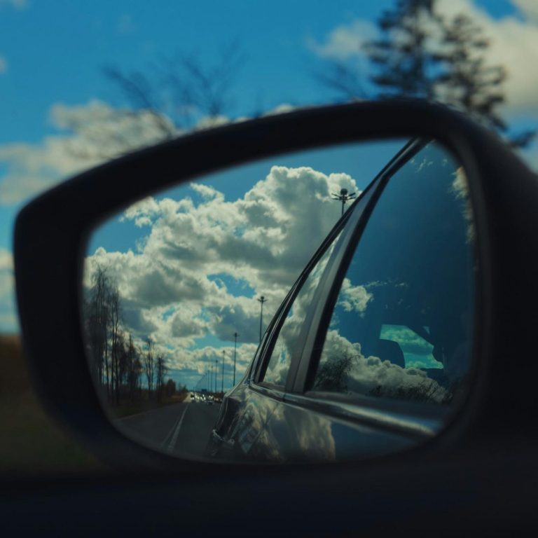 Autospiegel mit Straßenmotiv – Bild für Rückblick und Veränderung in der MPU-Vorbereitung