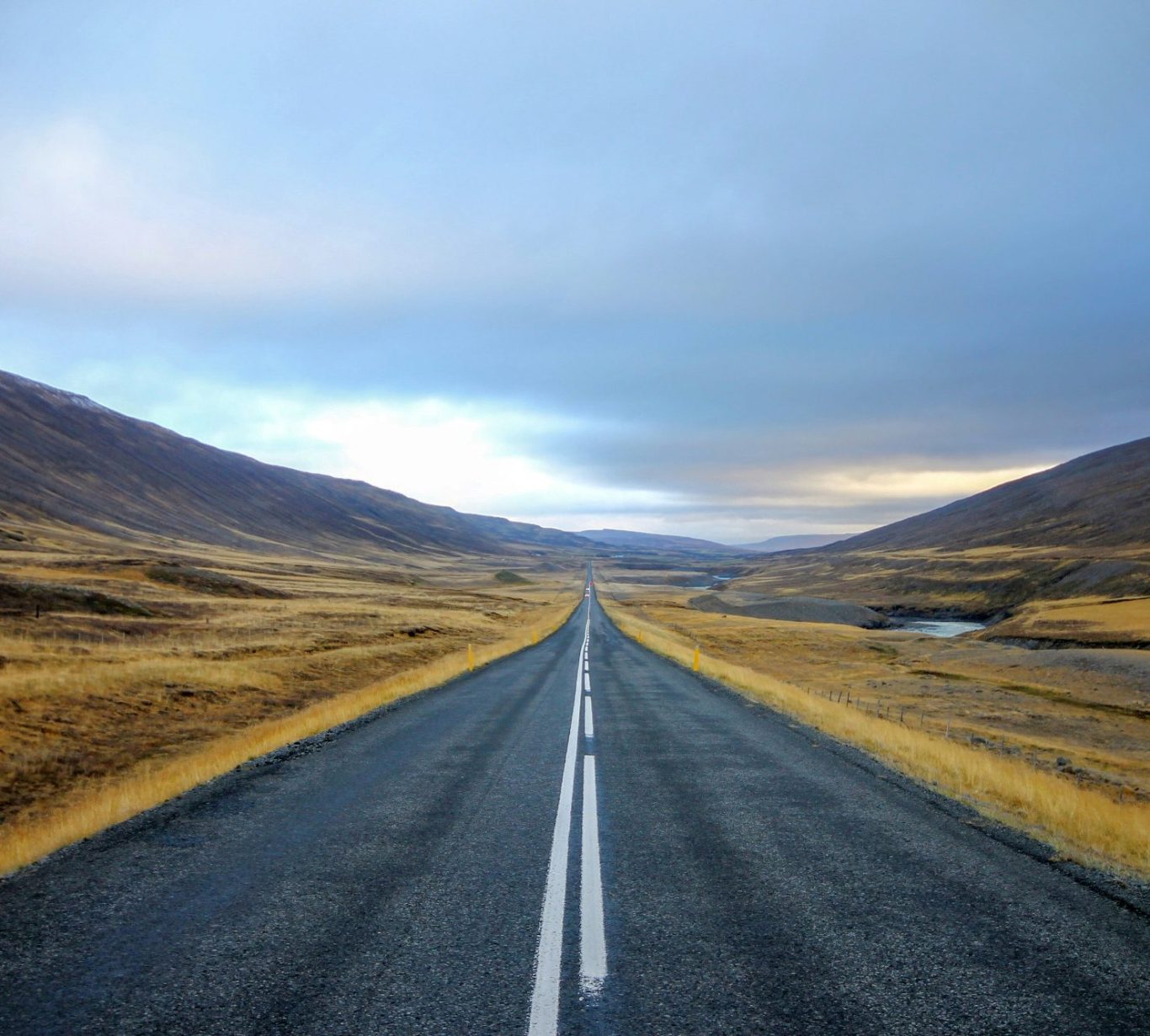 Leere Landstraße mit Horizont – Symbol für den neuen Weg nach der MPU